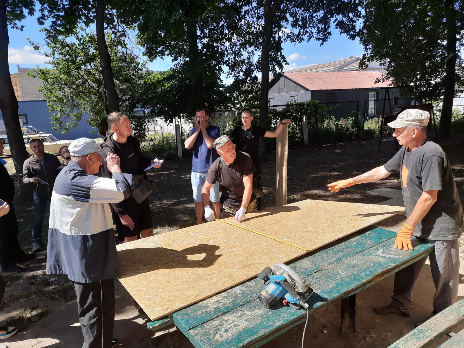 Фотографія працівники "Менакомунпослуга" допомагають долати наслідки вибуху